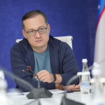 ОАВни молиявий томондан “ўлдирадиган” қонунга қаршимиз — Алламжонов депутатларни “тузлади”