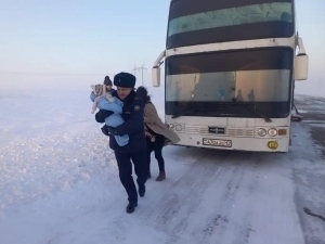 64 Uzbek travelers who were stranded along the road in Kazakhstan's Oqmola region have been successfully evacuated