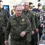 Putin yana harbiy kiyimda. U “Zapad-2025” mashg‘ulotlarida ko‘rinish berdi