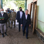Prezident loy kechib “Sardoba” suv ombori yaqinidagi mahallalarni aylandi