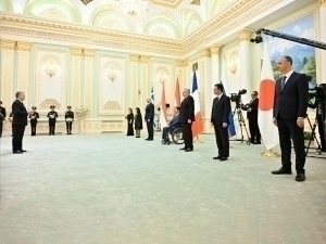 Mirziyoyev accepts credentials from new ambassadors of seven countries