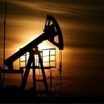 OPEC+ neft qazib olishni qisqartirishga kelishib oldi