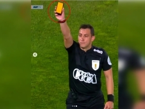 Футболда электрон карточкалар синовдан ўтказилди
