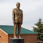 Қирғизистонда Ленин, Путин ва Айтматов ҳайкали ўрнатилди