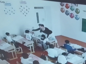 Samarqandda o‘quvchini urgan maktab xodimasi ishdan haydaldi (video)