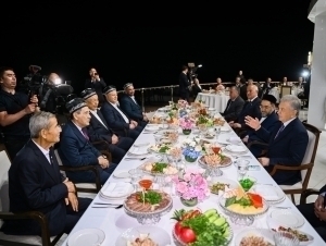 Prezident bir piyola choy ustida Andijon faollari bilan suhbatlashdi