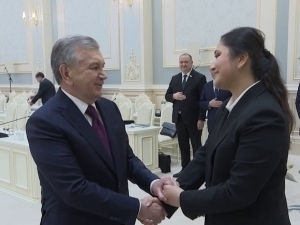 President Mirziyoyev welcomes chess grandmaster Gulrukhbegim Tokhirjonova (video)