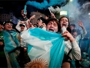 Buenos-Ayresda minglab muxlislar Argentinaning finalga chiqqanini nishonladi
