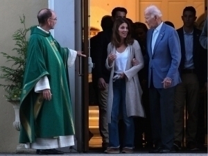 Байден даволанишни бошлагандан бери илк бор кўриниш берди