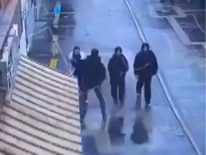 Туркияда 23 ёшли йигит 16 ёшли қизни пичоқлади (видео)