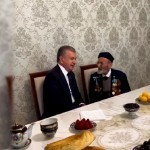Mirziyoyev Ikkinchi jahon urushi qatnashchisining uyiga bordi (video)