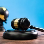 Францияда 27 кишига жинсий зўравонлик қилган руҳоний 20 йилга қамалди