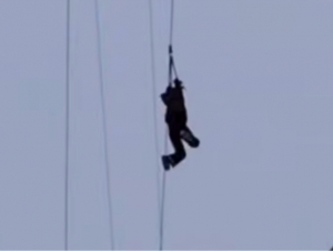 “Qamchiq” dovonida 16 yoshli qiz ziplayndan tushib ketdi (video)