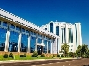 Иқтисодиёт ва молия вазирлиги ходимларидан мадҳияни ёдлаш талаб қилинди
