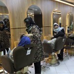 Афғонистонлик визажист аёллар гўзаллик салонларининг ёпилишига қарши чиқмоқда