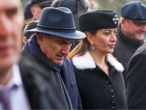 Bosh vazir 30 yillik xotini bilan ajrashdi (video)