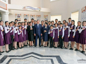 Prezident Andijonga safarini yakunlashdan avval maktabga tashrif buyurdi