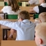 Ўқувчиларга дарсларга қатнашгани учун минг долларгача берилади