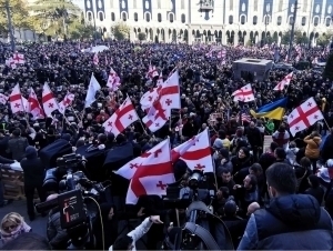 Грузияда ҳукуматга қарши навбатдаги намойиш бошланди