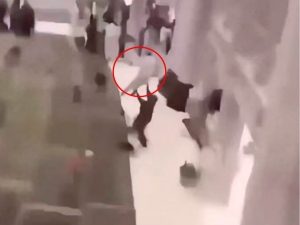 Саудияда эркак Масжидул Ҳарамдан ўзини ташлади (видео)