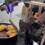 “Ishyoqmas” talabalar 50 xil vazifani bajara oladigan robot yasadi (video)
