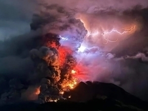 Қўрқинчли ва чиройли: Индонезияда вулқон отилди (фото, видео)