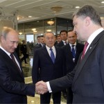 Порошенко ўзига қучоқ очган Путинга жавоб қайтарди