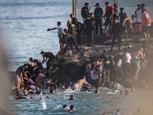 O‘n minglab migrantlar Ispaniyaning Seuta shahriga bostirib kirdi (video)