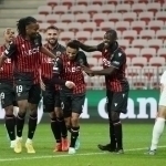 Мухлислар калтаклаган футболчилар клубни тарк этмоқчи