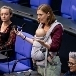 Германияда депутат чақалоғи билан парламентда нутқ сўзлади (видео)
