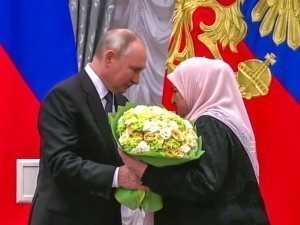 Putin Qodirovning onasini orden bilan taqdirladi (video)