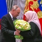Путин Қодировнинг онасини орден билан тақдирлади (видео)