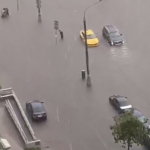 Rossiyada kuchli yomg‘ir ko‘chalarni “ko‘l”ga aylantirdi (video)