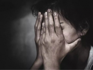 O‘qituvchi 24 o‘quvchi qizga jinsiy zo‘ravonlik qilganlikda ayblanmoqda