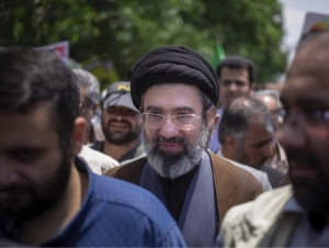 “Мужтабо Хоманаий иккинчи ўринда”. Эронни ким бошқармоқда?