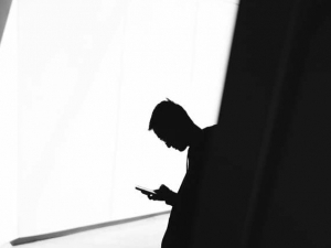 Хитойда смартфонидан бошини кўтармаган талаба фалаж бўлиб қолди