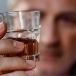 Алкоголь истеъмоли ақлий заифликка чалиниш хавфини оширади – тадқиқот