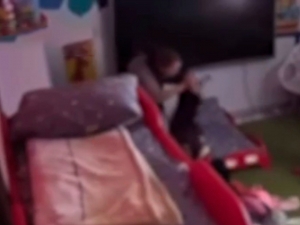 Toshkentdagi bog‘chada bolani uxlamagani uchun urgan tarbiyachi ishdan olindi (video)