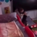 Toshkentdagi bog‘chada bolani uxlamagani uchun urgan tarbiyachi ishdan olindi (video)