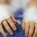 Olmaliqda ona ruxsatsiz shirinlik yegani uchun 8 yoshli farzandining qo‘llarini yoqdi
