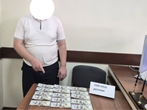 Наманганда Халқ қабулхонаси ходими $1500 билан ушланди