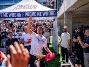 Tramp tarafdori minglab talabalar oldida otib o‘ldirildi (video)