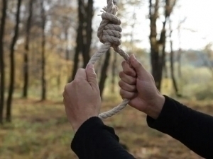 Toshkentda 22 yoshli yigit o‘zini daraxtga osib, joniga qasd qildi