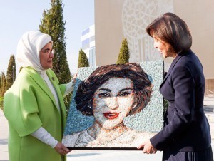 Emina Erdogan presented Ziroat Mirziyoyeva with a picture made from pieces of objects