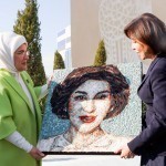 Эмина Эрдўған Зироат Мирзиёевага буюмлар бўлакларидан тайёрланган суратини совға қилди