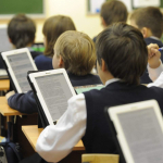 Vazirga maktablarda kitobdan voz kechib, bolalarga planshet berish taklif qilindi