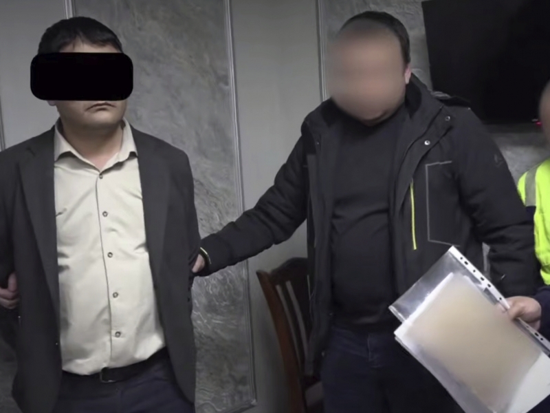 Inspector detained while allegedly taking bribe to reinstate former internal affairs officer (video)