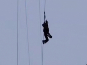 “Qamchiq”da 16 yoshli qiz ziplayndan tushib ketishi ortidan jinoyat ishi qo‘zg‘atildi