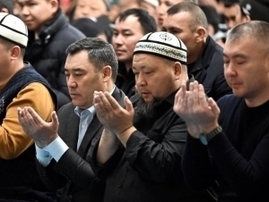 Sadir Japarov Bishkek markaziy masjidida iftorlik qildi (foto)