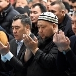 Sadir Japarov Bishkek markaziy masjidida iftorlik qildi (foto)